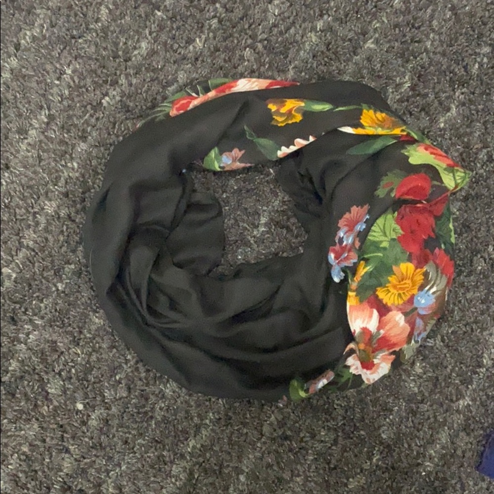 Patterned scarves - Picture 4 of 5